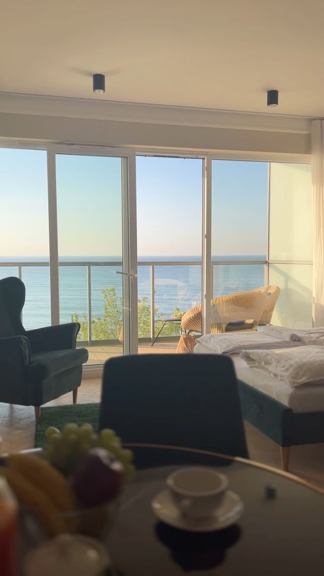 Majówka nad morzem to coś więcej niż tylko odpoczynek.
To chwile, kiedy czas zwalnia, a poranna kawa smakuje lepiej z widokiem na nieskończony horyzont… ☕🌊
Zatrzymaj się na moment..
Posłuchaj szumu fal…
Poczuj prawdziwy spokój — u nas, tuż przy plaży. 
Jeśli marzysz o chwili wytchnienia, zapraszamy Cię do naszych apartamentów 
— tutaj każda chwila smakuje lepiej🥰😇🌸
#majowkanadmorzem #nadmorskiluksus #ustroniemorskie #relaksnamorzem #majowkachill