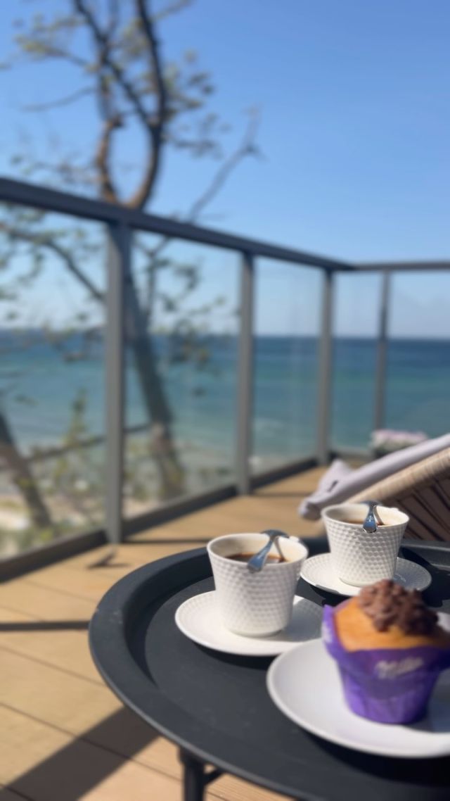 🌸 Zamiast kwiatów… podaruj Mamie coś, czego naprawdę potrzebuje.
Spokojny poranek, widok na morze, filiżankę kawy bez pośpiechu.
Tylko ona, plaża i cisza przed sezonem.
Każda Mama zasługuje na chwilę wytchnienia.
Zatrzymaj się na moment i pomyśl — może właśnie teraz jest dobry czas, żeby Jej to dać?
📩 Vouchery pobytowe są dostępne cały rok – wystarczy wiadomość, a przygotujemy elegancki prezent z klasą.
#dzienmatki #prezentdlamamy #nadmorskiluksus #czasdlasiebie #ustroniemorskie
Zapraszamy 💙