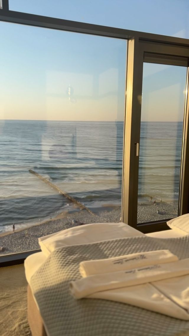 Poranek z widokiem na morze... 
Bez pośpiechu, bez obowiązków. Tylko cisza, przestrzeń i ten widok, który koi myśli. 
Wyobraź sobie, że możesz podarować właśnie to — swojej Mamie 💙
Z okazji Dnia Matki przygotowujemy vouchery na pobyt w naszych apartamentach.
Każdy z nich to chwila wytchnienia, na którą naprawdę zasługuje.
📩 Napisz do nas, a pomożemy stworzyć prezent z klasą – wyjątkowy jak Ona.
#dzienmatki #prezentdlamamy #nadmorskiluksus #czasdlasiebie #ustroniemorskie #widoknamorze