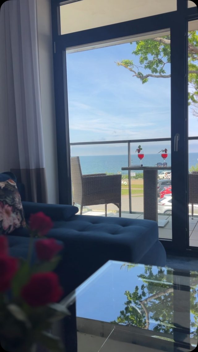 Szukasz idealnego miejsca na rodzinne wakacje? 👨‍👩‍👧‍👦 Nasz Apartament Bałtycki I na pierwszym piętrze to przestrzeń, w której każdy znajdzie coś dla siebie. Bliskość plaży, wygodne sypialnie i w pełni wyposażona kuchnia – wszystko, czego potrzebujesz do udanego urlopu. #RodzinneWakacje #ApartamentDlaRodziny #UstronieMorskie #NadmorskiLuksus #wakacjezdziecmi